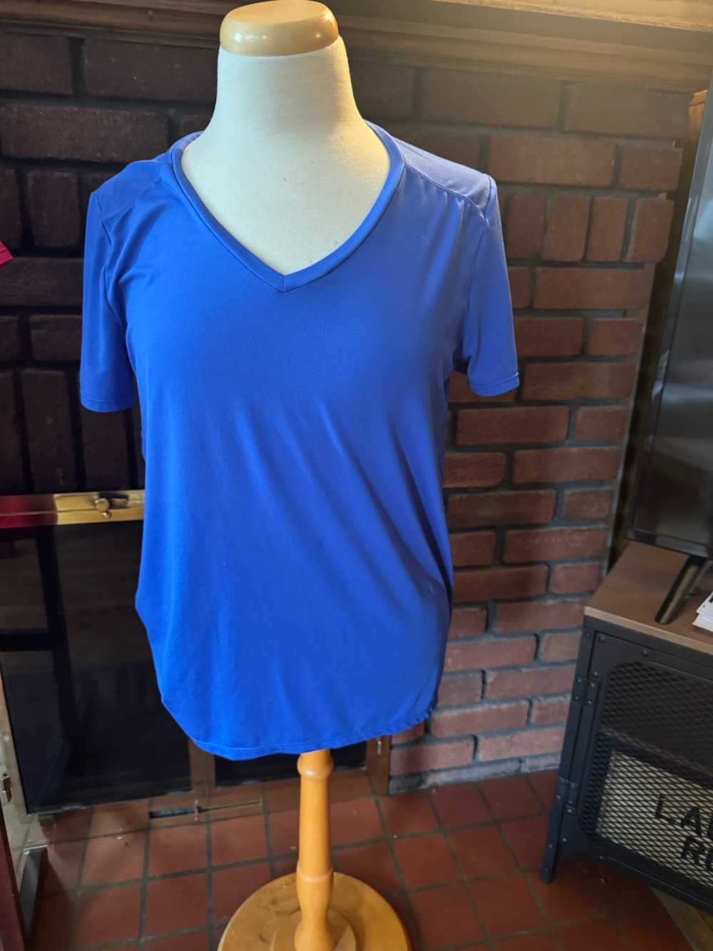 Lole Royal Blue V-Neck Short Sleeve Tee size M true size